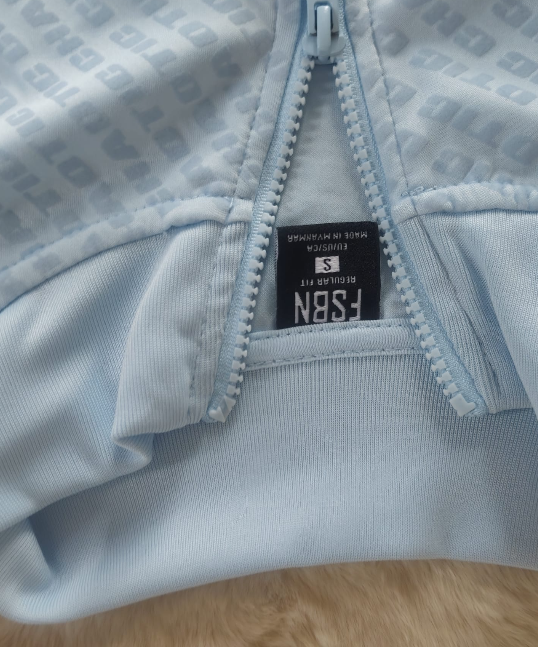 Hellblaue Vintage Trainingsjacke – Zip-Up mit Muster